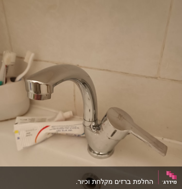 ברז כרום על כיור עם ניקוז